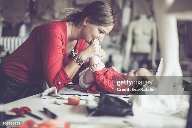 en el lugar de trabajo - leanincollection working mom fotografías e imágenes de stock