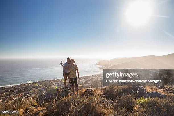 sisters hike along the coastal bluffs of cayucos. - cayucos stockfoto's en -beelden