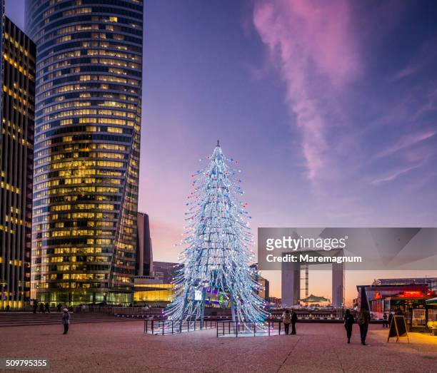 la defense, christmas tree at twilight - paris christmas stock pictures, royalty-free photos & images