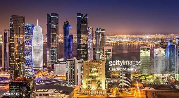 panorama del horizonte de doha, qatar paisaje de la ciudad desde lo alto de noche - katar fotografías e imágenes de stock
