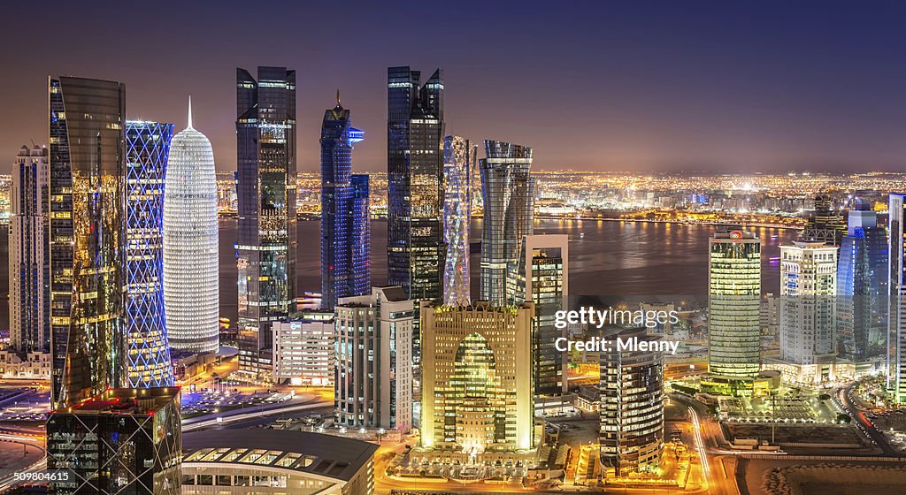 Do horizonte de Doha, Qatar paisagem Panorama do céu à noite