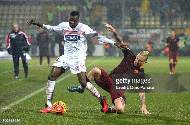 Isaac Cofie of Carpi FC competes with Radja Nainggolan of AS Roma during the Serie A match between Carpi FC and AS Roma at Alberto Braglia Stadium on...
