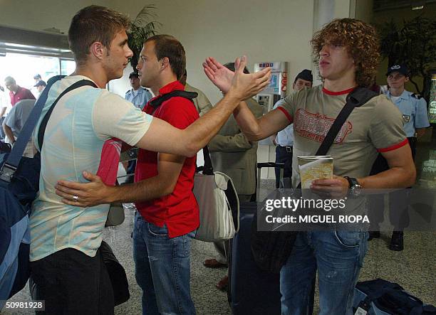 Spanish soccer players Joaquin Gabri and Carles Puyol arrives at Sa Carneiro airport, in Porto, 21 June 2004 during the 2004 European Nations...