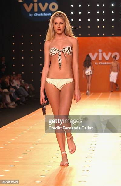 Model Ana Hickman walks the runway at the Vivo by Osklen 2005 Spring/Summer collection at Sao Paulo Fashion Week during the Sao Paulo Fashion Week...