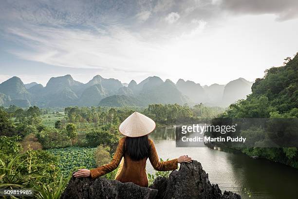 vietnamese woman on hilltop in front of mountains - vietnam stock-fotos und bilder