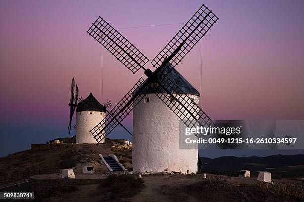 por la manchega llanura... - llanura stockfoto's en -beelden