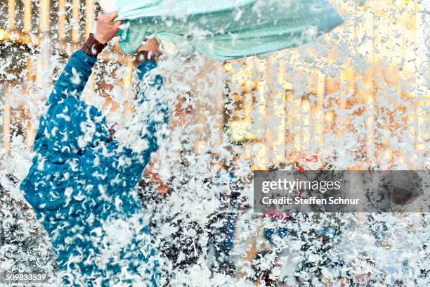 pillow fight flashmob berlin fun - kissenschlacht stock-fotos und bilder