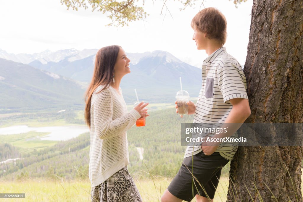 Junges Paar diskutieren am Bergblick