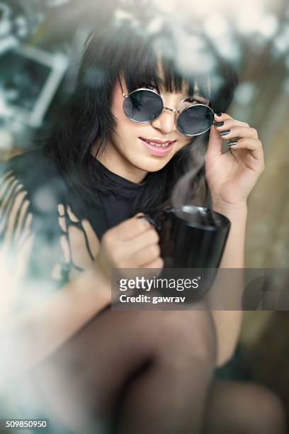 menina asiática descolada com caneca de café sorrindo afetadamente a janela de vidro. - legs black stockings - fotografias e filmes do acervo