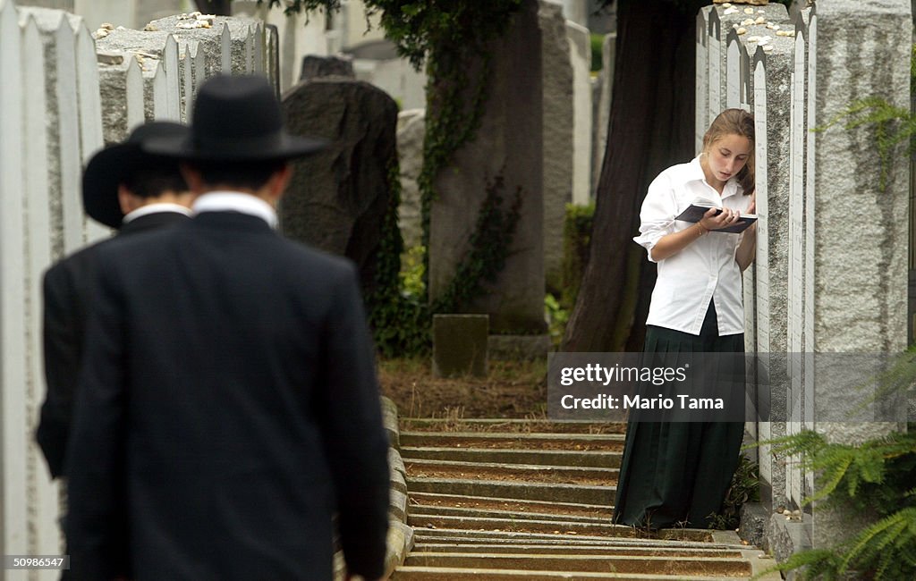 Lubavitchers Mark 10 Years Since Death Of Revered Rabbi