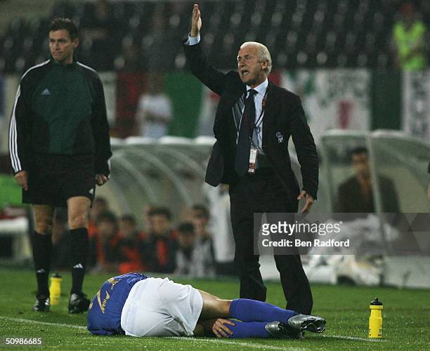 Coach Giovanni Trapattoni of Italy appeals to the referee during the UEFA Euro 2004 Group C match between Italy and Bulgaria at the Estadio D. Afonso...