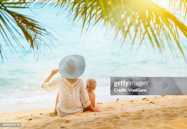 madre con bambini sulla spiaggia tropicale - beach bum foto e immagini stock