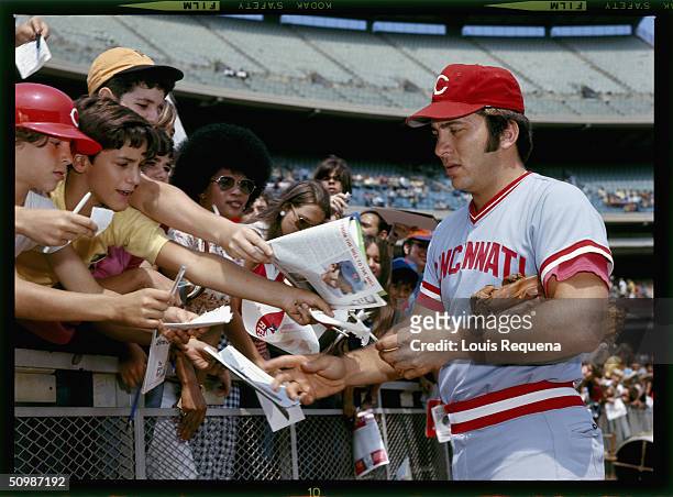 Johnny Bench of the Cincinnati Reds signs autographs circa 1972. Johnny Bench played for the Cincinnati Reds from 1967
