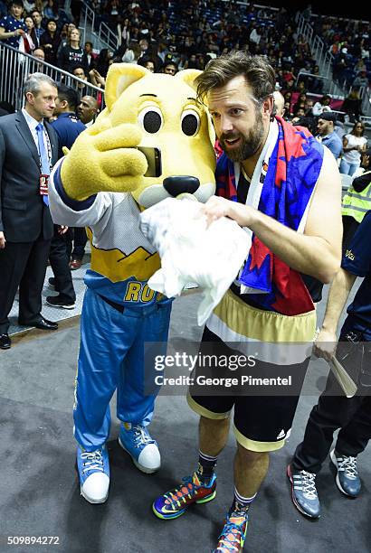 Actor Jason Sudeikis takes a selfie with Denver Nuggets mascot Rocky the Mountain Lion during the 2016 NBA All-Star Celebrity Game at Ricoh Coliseum...