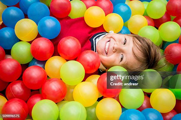 Um Menino Com O Pai Na Sala De Jogo Com Muitas Bolas Coloridas Pequenas Imagem de Stock - Imagem de pouco, partido: 102012247