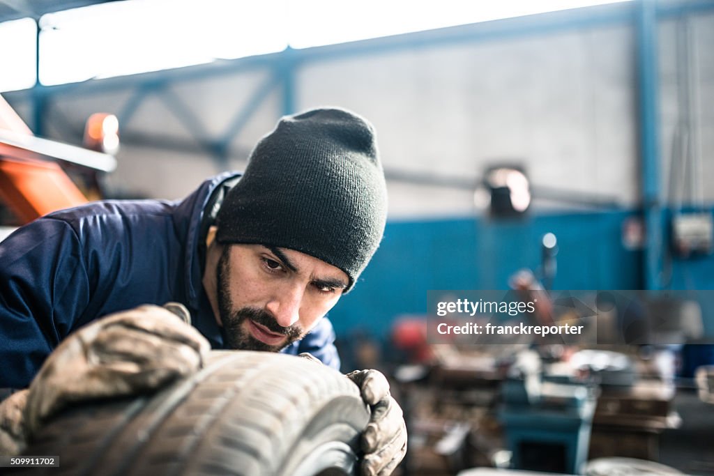 Reifen repairer Überprüfung der Reifen Mittelfußbereich