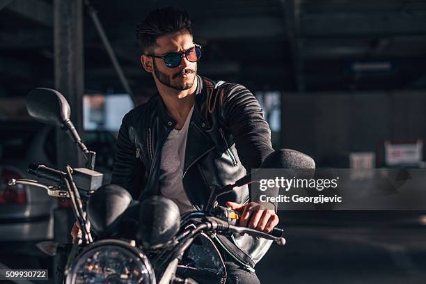 olhar grande na sua bicicleta de novo - man sunglasses face imagens e fotografias de stock