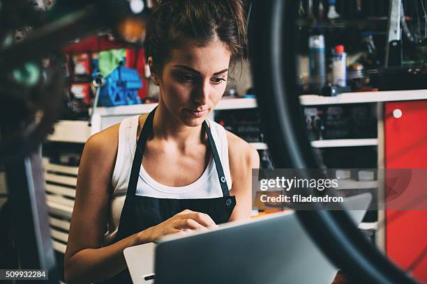 weibliche fahrrad mechaniker - ungewöhnliche perspektive stock-fotos und bilder