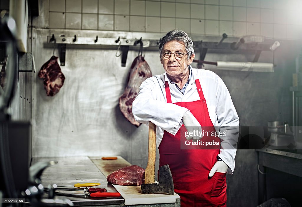 Ritratto di macelleria/pescheria in piedi in una macelleria