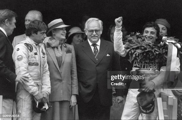 Ricardo Patrese exprime sa joie après avoir remporté le Grand Prix de Monaco, le 23 mai 1982. La coupe a été remis par le Prince Rainier III de...