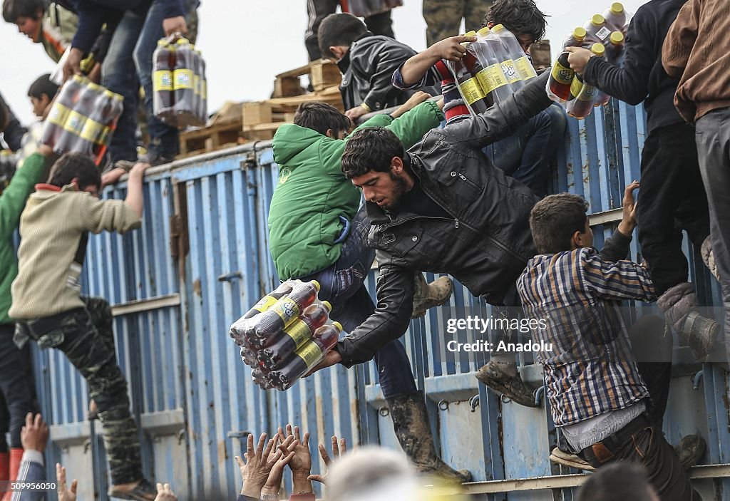 Syrians camp on Turkey-Syria border near Aleppo