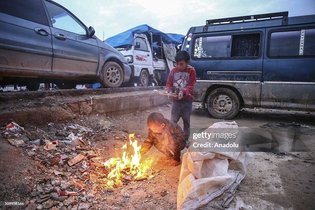 Syrians camp on Turkey-Syria border near Aleppo