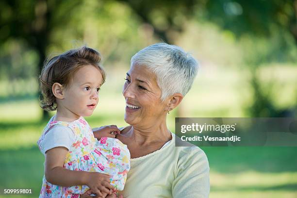 grand-mère avec sa fille dans le parc - pureté photos et images de collection