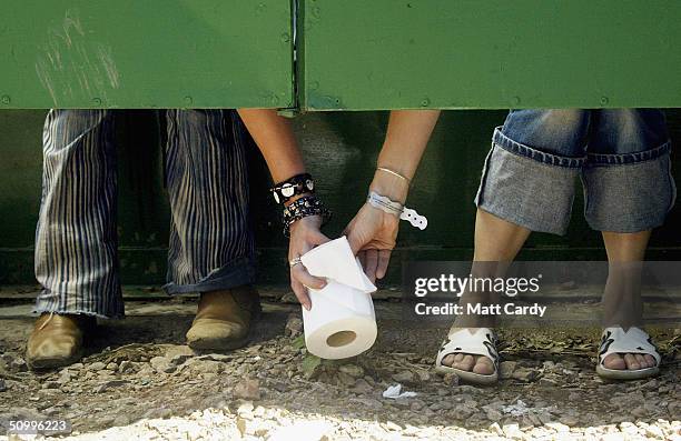 glastonbury festival - day one - public toilet stock pictures, royalty-free photos & images