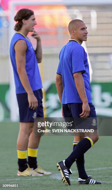 Swedish forwards Zlatan Ibrahimovic and Henrik Larsson are seen during a training session 25 June 2004, at the Algarve Stadium in Faro where Sweden...