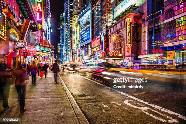 42nd street at night, new york city, usa - staat-new-york stockfoto's en -beelden