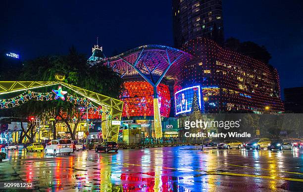 orchard road shopping at christmas - orchard road stock-fotos und bilder