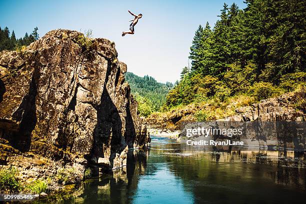 salto desde acantilado hombre - salto desde acantilado fotografías e imágenes de stock
