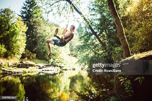 juegos de agua de río de verano - rope swing fotografías e imágenes de stock