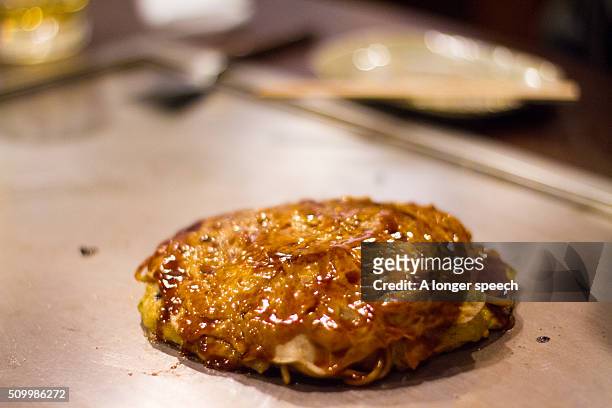 okonomiyaki on hot plate - okonomiyaki 個照片及圖片檔