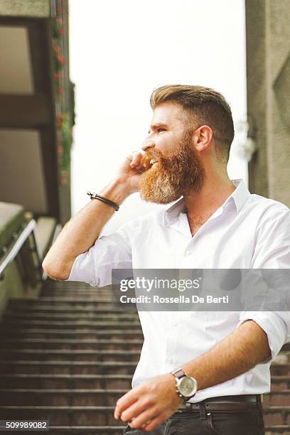 businessman on his mobile phone outdoors - bringing home the bacon engelse uitdrukking stockfoto's en -beelden