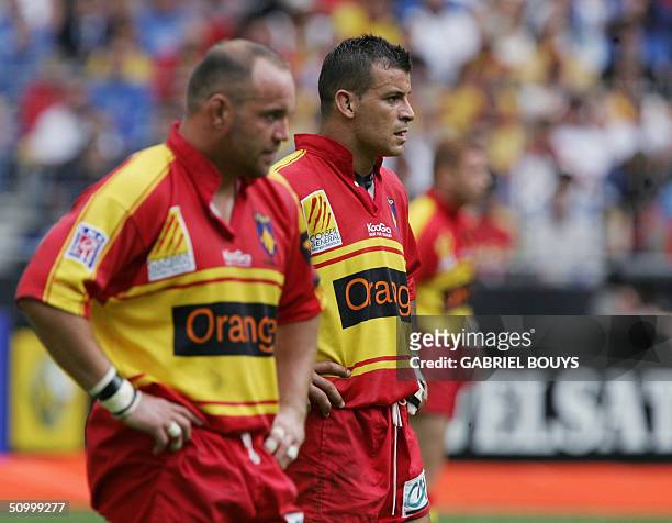 Les joueurs de Perpignan, le pilier neo-zelandais Perry Freshwater et le demi de melee JeromeFillol , affichent leur deception, le 26 juin 2004 au...