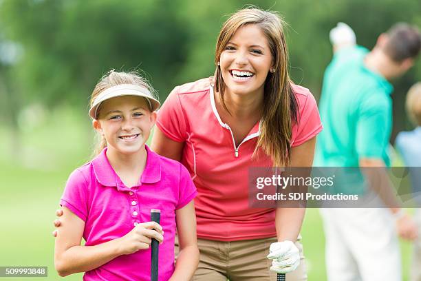 madre jugando golf mientras se han divertido juntos - golf clubhouse fotografías e imágenes de stock