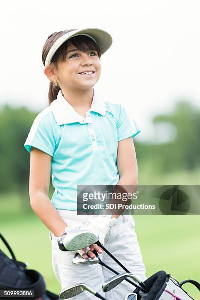 kleines mädchen spielen golf mit der familie - mini golf stock-fotos und bilder