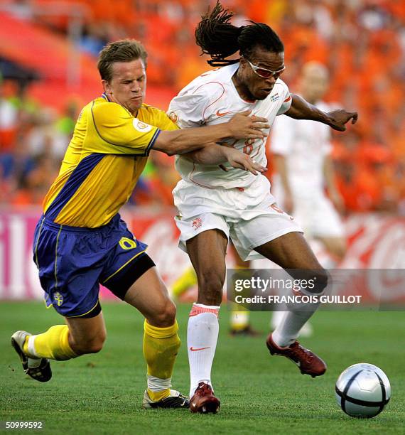 Swedish midfielder Anders Svensson vies with Dutch midfielder Edgar Davids , 26 June 2004 at the Algarve stadium in Faro, during the Euro 2004...