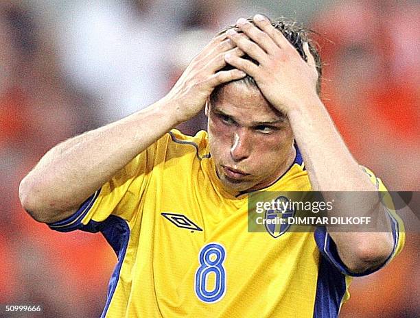 Swedish midfielder Anders Svensson takes his head in his hands after a missed kick, 26 June 2004 at the Algarve stadium in Faro, during the Euro 2004...