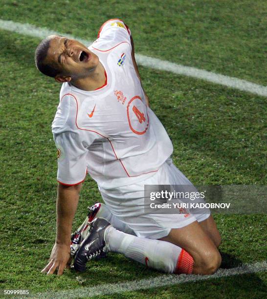 Dutch defender Wilfred Bouma reacts after an injury, 26 June 2004 at the Algarve stadium in Faro, during the Euro 2004 quarter final match between...