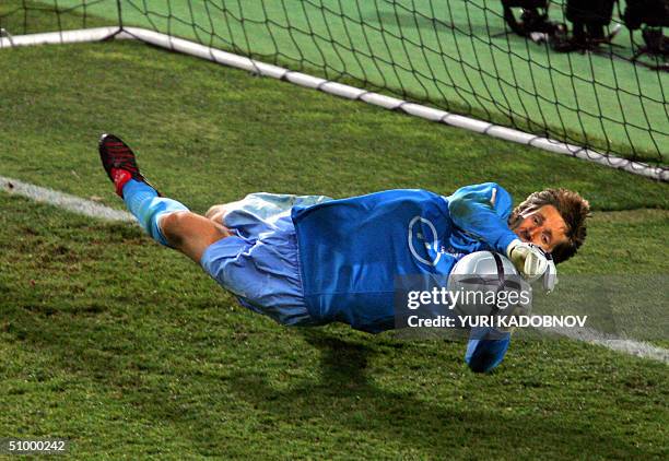 Dutch goalkeeper Edwin Van Der Sar catches the penalty kicked by Swedish defender Olof Mellberg , 26 June 2004 at the Algarve stadium in Faro, at the...