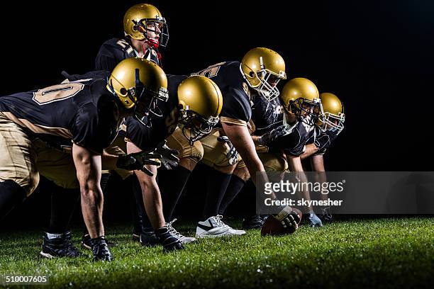 american football players positioning. - american football lineman stockfoto's en -beelden