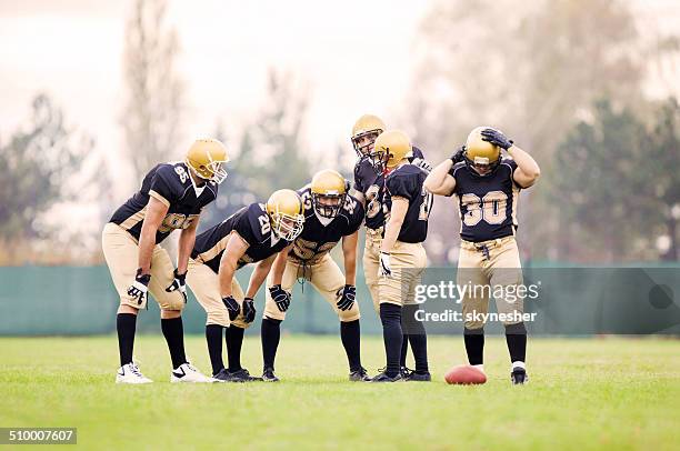 faire une stratégie. - joueur-de-football-américain photos et images de collection