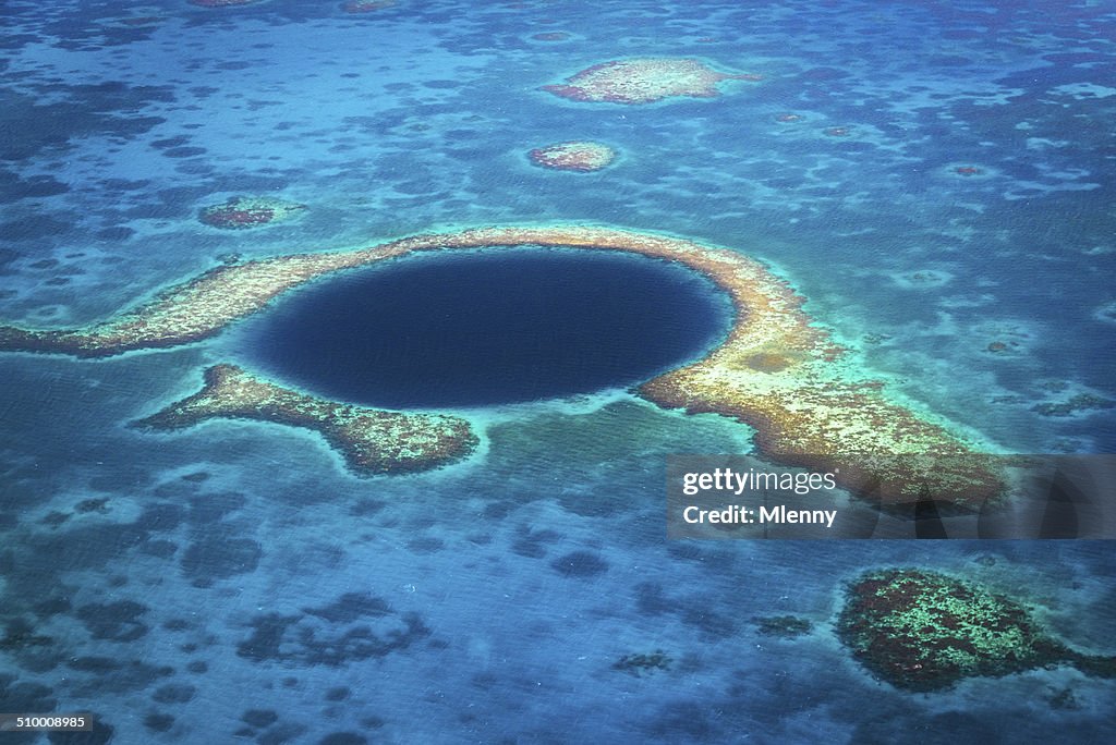 Das "Blue Hole" Lighthouse Reef Belize