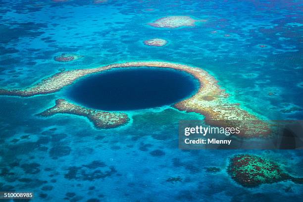 el blue hole arrecife del faro belice - lighthouse reef fotografías e imágenes de stock