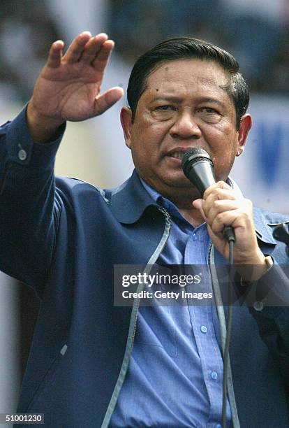 Indonesian presidential candidate and former chief security minister Susilo Bambang Yudhoyono during his campaign rally in Jakarta on June 27, 2004....