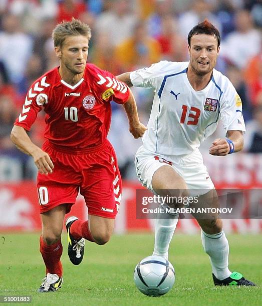 Danish midfielder Martin Jorgensen vies with Czech defender Martin Jiranek, 27 June 2004 at the Algarve stadium in Faro, during the Euro 2004 quarter...