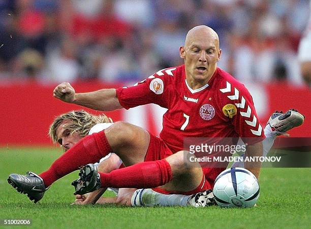 Danish midfielder Thomas Gravesen vies with Czech midfielder Pavel Nedved, 27 June 2004 at Dragao stadium in Porto, during the Euro 2004 quarter...