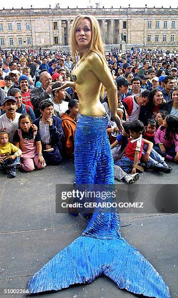 Un participante de la marcha del orgullo gay vestido de sirena, desfila frente al edificio del Capitolio Nacional en Bogota el 27 de junio de 2004....